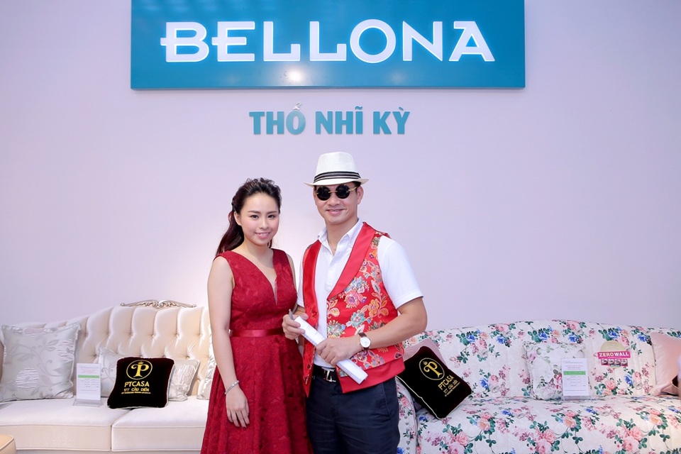 Xuân Bắc cùng Á hậu Dương Tú Anh bất ngờ làm MC “Hãy đoán giá đúng” - 1 Xuân Bắc tươi tắn chụp hình cùng Giám đốc công ty.