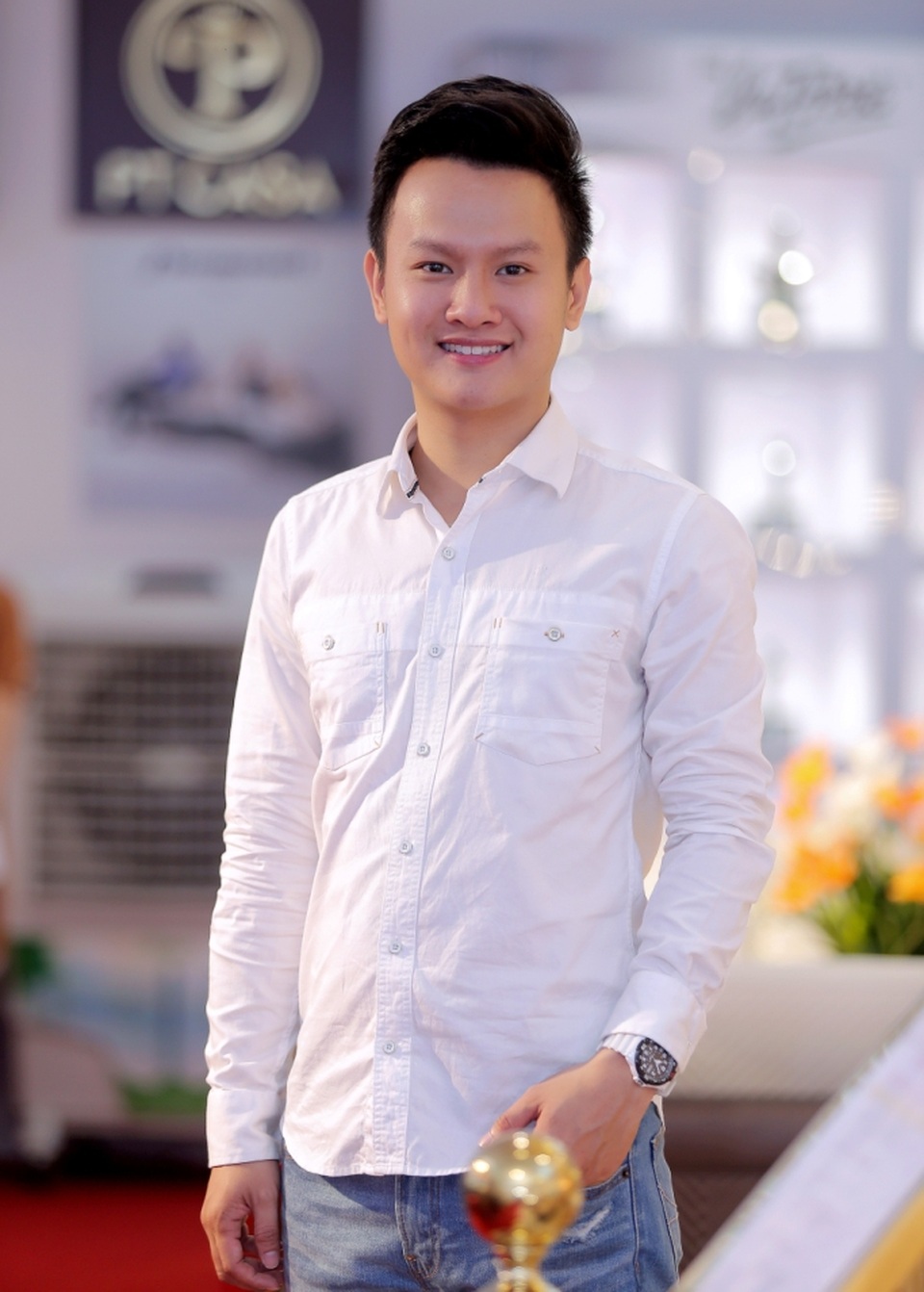 Xuân Bắc cùng Á hậu Dương Tú Anh bất ngờ làm MC “Hãy đoán giá đúng” - 4 MC Đại Dương (Café sáng VTV3) bất ngờ xuất hiện với tư cách khách mời. Anh là bạn thân của GĐ công ty.