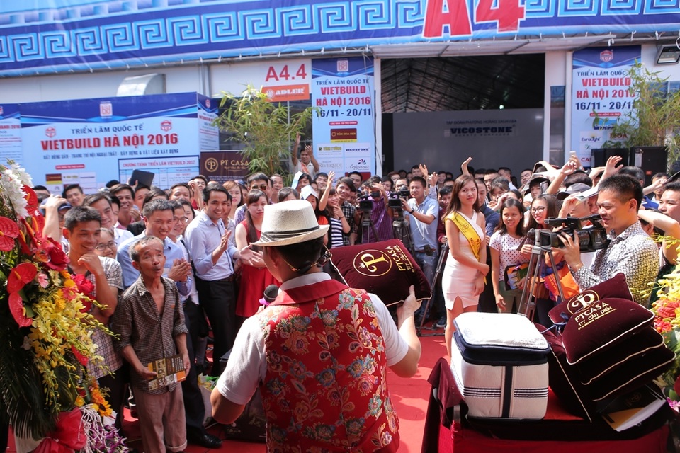 Xuân Bắc cùng Á hậu Dương Tú Anh bất ngờ làm MC “Hãy đoán giá đúng” - 6 Trò chơi thu hút rất đông khán giả.