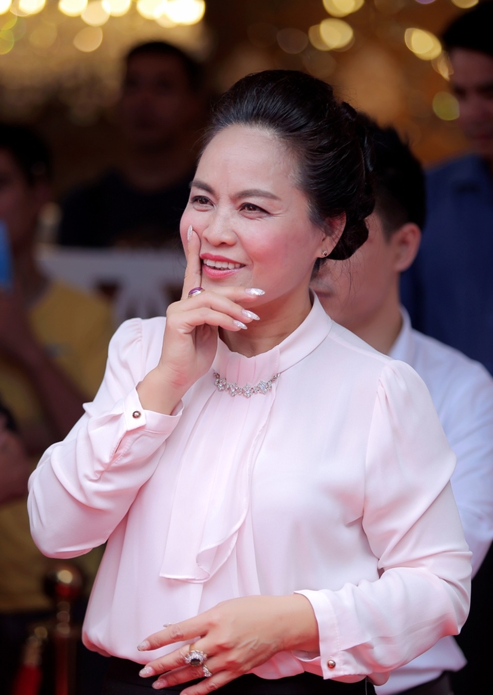 Xuân Bắc cùng Á hậu Dương Tú Anh bất ngờ làm MC “Hãy đoán giá đúng” - 8 Bà Nguyễn Thị Phương – Tổng Giám đốc công ty hào hứng với những pha chọc cười của MC Xuân Bắc.