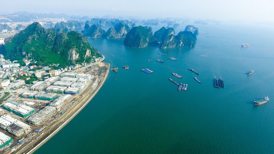 Mua nhà phố Vinhomes Dragon Bay, nhận cam kết lợi tức cho thuê lên tới 7 tỷ đồng - 2 Vinhomes Dragon Bay nằm bên bờ Vịnh Hạ Long kỳ vỹ