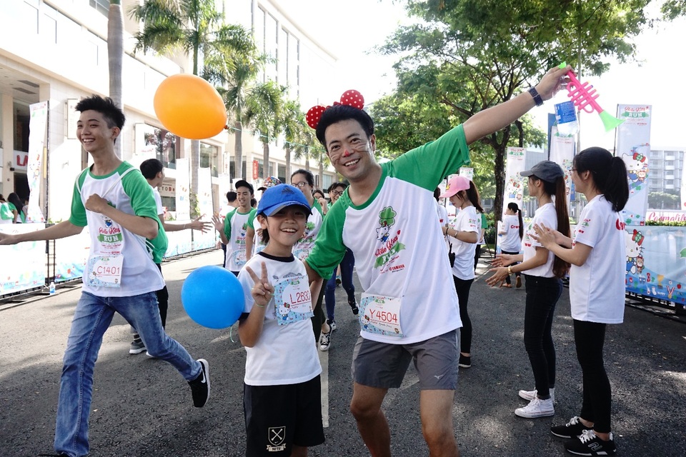 Chỉ 30 phút sau khi chú mèo Kitty thổi còi khai cuộc, nhiều bạn trẻ, gia đình đã xuất sắc hoàn thành đường chạy dài 5km với rất nhiều trạm dừng chân, trò chơi thú vị. Đặc biệt, nhiều ông bố, bà mẹ đã hóa trang thành chú mèo Hello Kitty để cùng chạy, cùng cổ vũ những đứa con thân yêu của mình.