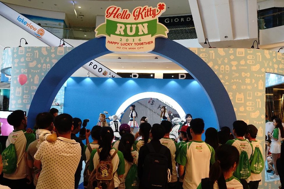 Kết thúc chương trình sân khấu, mọi người đổ vào trung tâm Cresent Mall để tham gia các trò chơi và nhận quà hấp dẫn từ các nhà tài trợ; chụp hình với ca sĩ Minh Hằng và chú mèo Kitty.