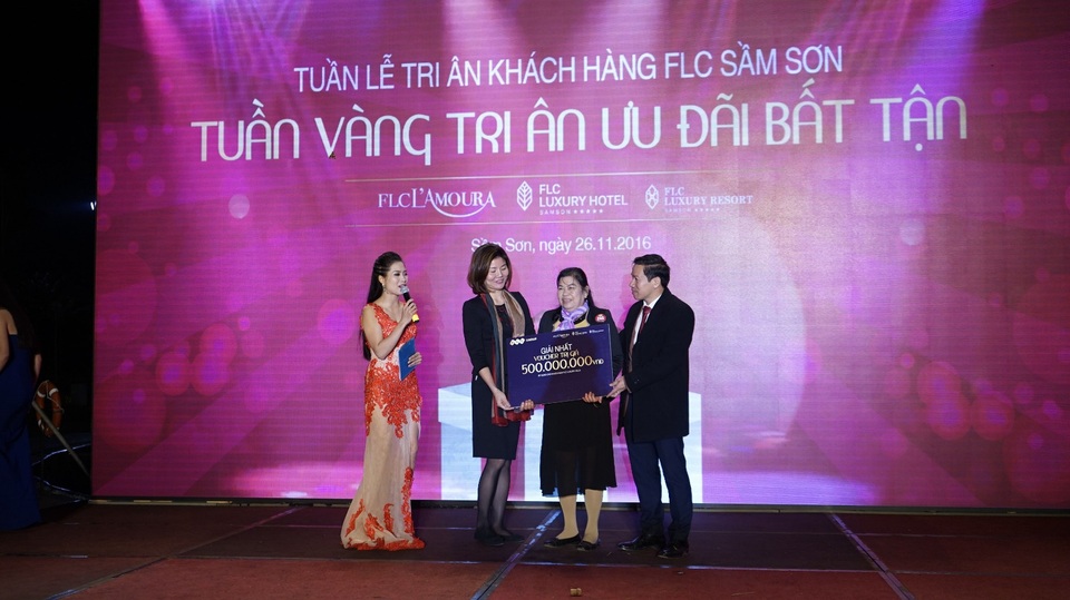 Xúc cảm tròn đầy tại tiệc tri ân FLC Sầm Sơn - 1 Những phần quà trị giá gần 2 tỷ đồng đã được trao cho các khách hàng may mắn tham dự Tiệc tri ân FLC Sam Son Beach & Golf Resort