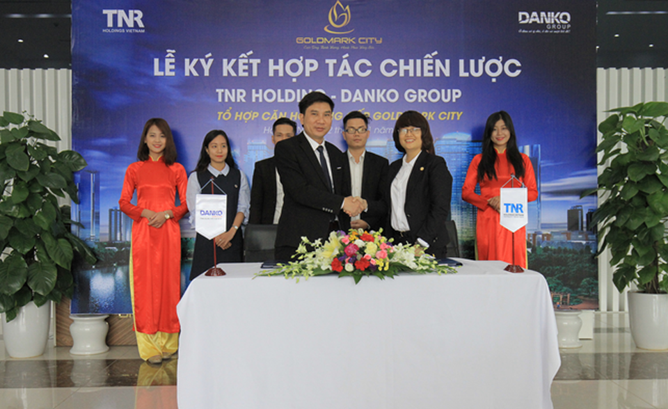 Goldmark City được chính thức phân phối bởi Danko Group - 1 Ông Đàm Quốc Hiệp - Phó Tổng Giám đốc thường trực Tập đoàn DANKO và Bà Phạm Hồng Thúy, Giám đốc kinh doanh TNR Holdings Việt Nam tại buổi kí kết hợp tác chiến lược