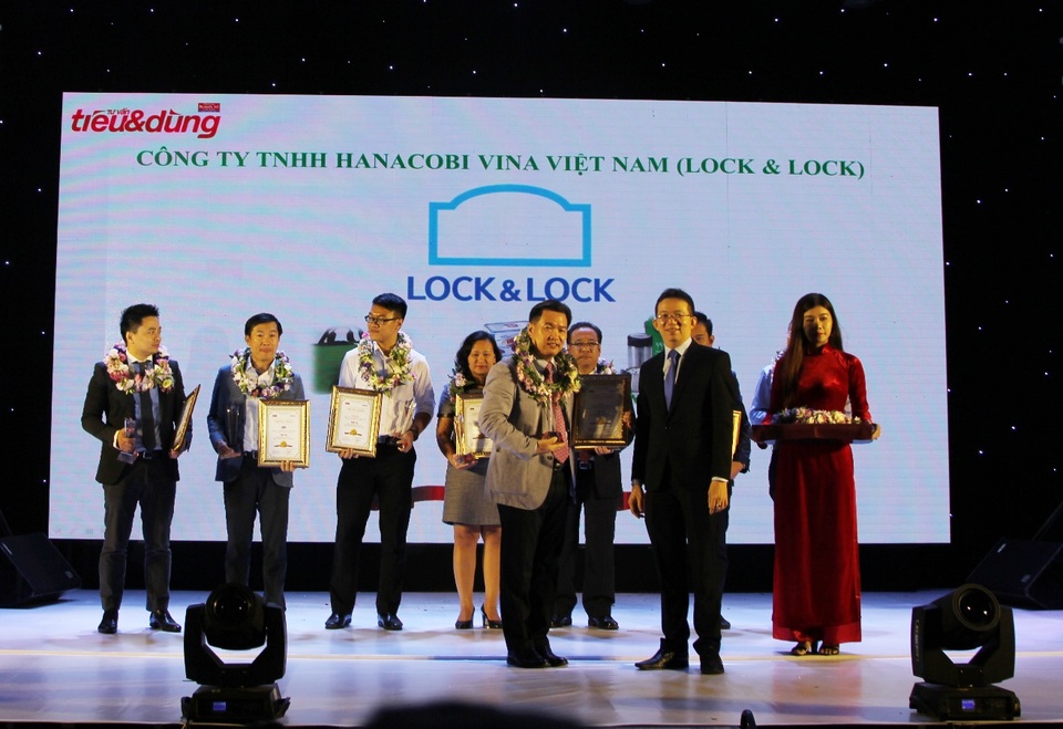 Lock&Lock nhận giải thưởng Top 10 sản phẩm, dịch vụ Tin & Dùng năm 2016 - 1 Đại diện thương hiệu Lock&Lock vinh dự nhận giải thưởng Top 10 Sản phẩm, Dịch vụ Tin & Dùng.