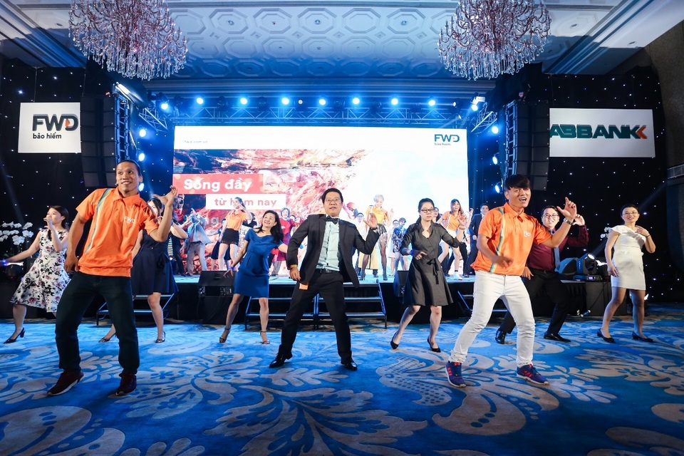 Tóc Tiên và Phạm Anh Khoa truyền “năng lượng cam” - 2 Màn flashmob của Tóc Tiên và Phạm Anh Khoa cùng đội ngũ lãnh đạo và nhân viên công ty bảo hiểm FWD