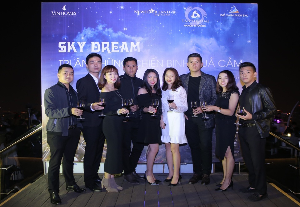 Các sale hân hoan đến tham dự chương trình Sky Dream Gala
