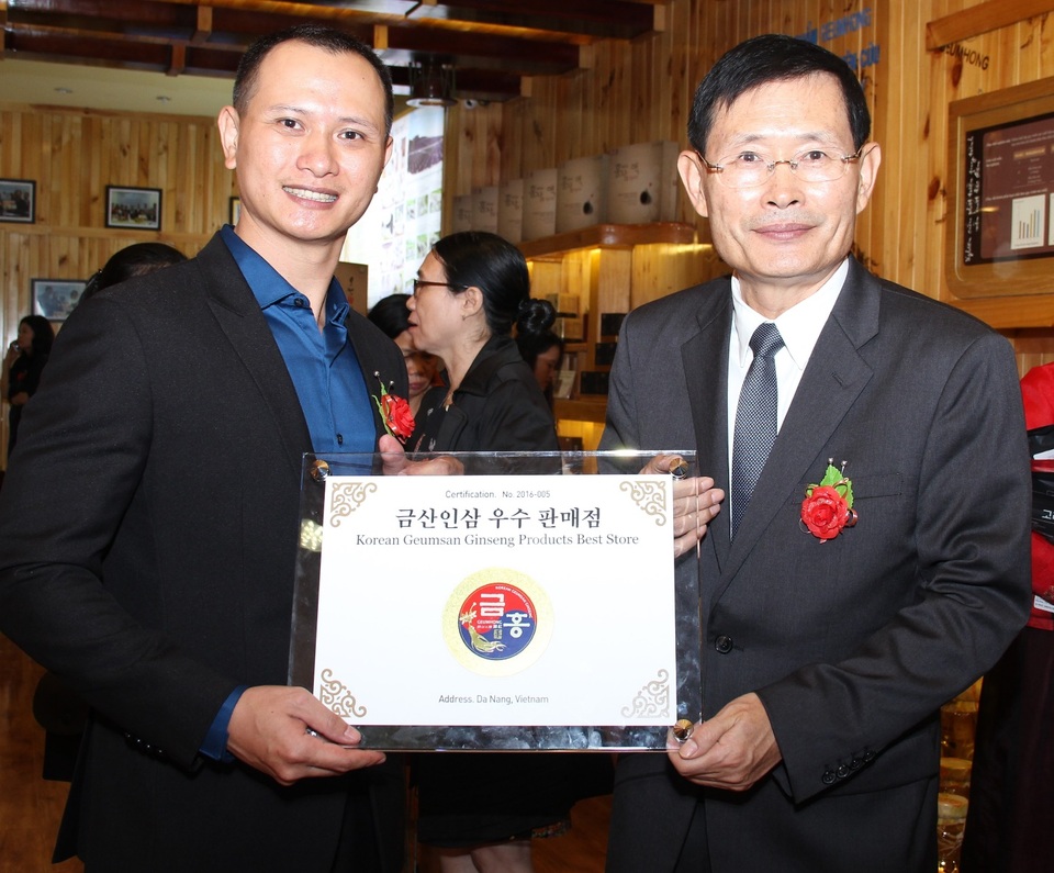 Trao bảng hiệu chứng nhận cửa hàng chính thức của chính quyền TP Geumsan