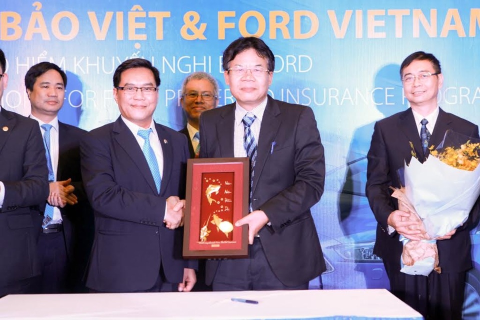 Ông Đỗ Trường Minh - Q.Tổng giám đốc TCT Bảo hiểm Bảo Việt và Ông Phạm Hùng Thái - Phó Tổng giám đốc Công ty Ford Việt Nam bắt tay ghi nhớ thỏa thuận hợp tác