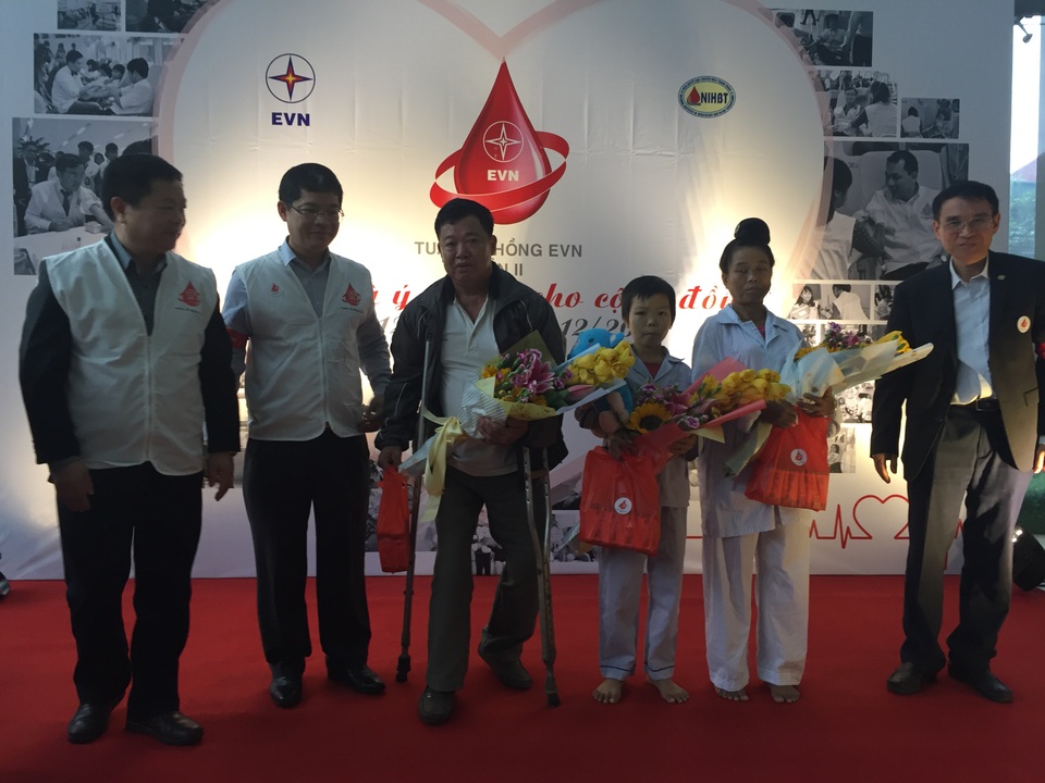 Lãnh đạo EVN trao quà cho các bệnh nhân điều trị tại Viện Huyết học và truyền máu T.Ư