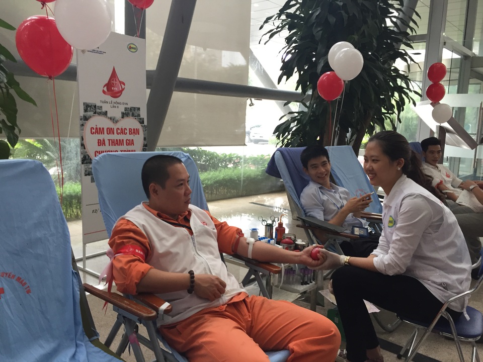Các cán bộ EVN tham gia hiến máu nhân đạo trong Tuần lễ hồng EVN lần thứ II