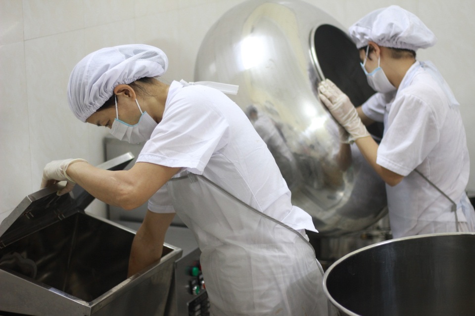Cận cảnh quy trình sản xuất của thương hiệu trà sữa TocoToco - 1 Công nhân đang vệ sinh máy móc