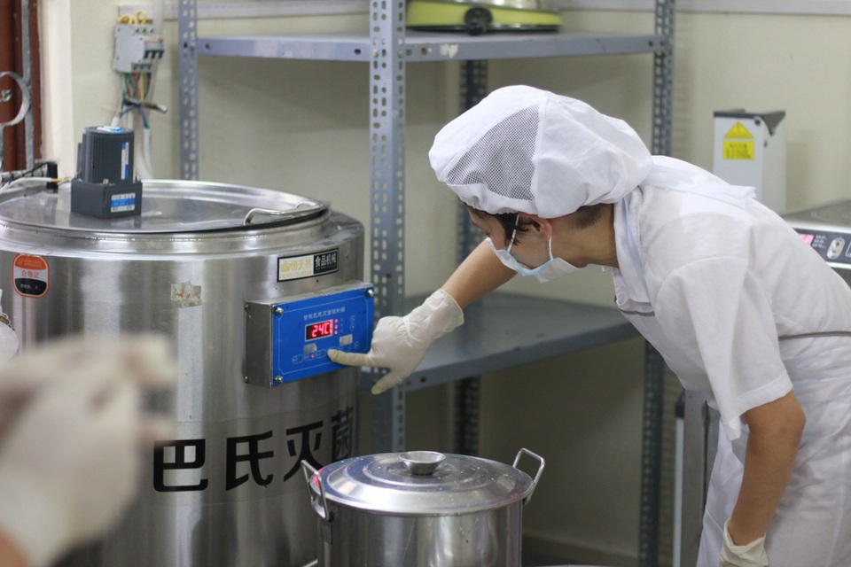 Cận cảnh quy trình sản xuất của thương hiệu trà sữa TocoToco - 3 Công nhân điều chỉnh nhiệt độ cho máy nấu mứt