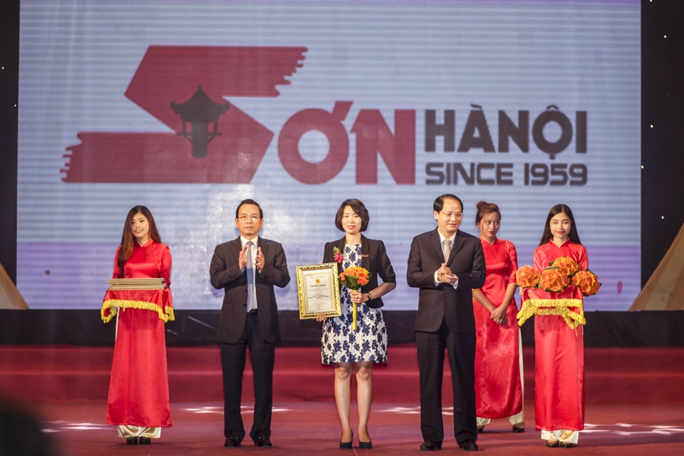 Thị trường sơn Việt Nam: Cuộc bứt phá của doanh nghiệp nội - 1 Trao giấy chứng nhận cho Công ty cổ phần hóa chất Sơn HN - doanh nghiệp top 5 đạt danh Hiệu Hàng VN được người tiêu dùng ưu thích.