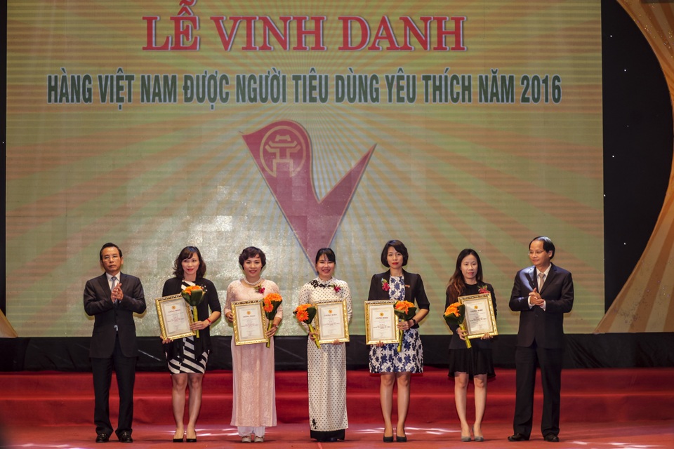 Thị trường sơn Việt Nam: Cuộc bứt phá của doanh nghiệp nội - 2 Sơn HN (đại diện thứ 3 từ phải qua) nằm trong top 5 doanh nghiệp được bình chọn nhiều nhất