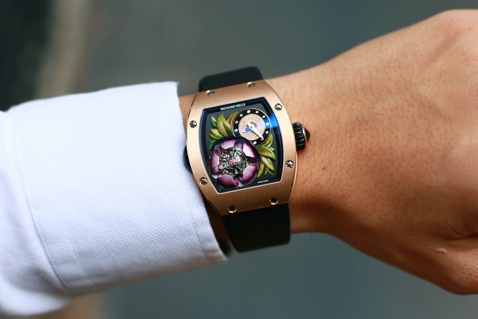 Richard Mille tăng trưởng trong bối cảnh ngành Đồng hồ Thụy Sĩ nhiều khó khăn - 2 Một trong những chiếc đồng hồ nổi tiếng nhất của Richard Mille, RM 19-02 Tourbillon Fleur trị giá khoảng 1,3 triệu đô mới đây đã về tay một đại gia Việt.