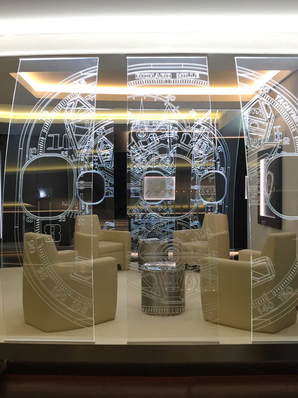 Sắp khai mạc triển lãm SIHH 2017 – Cuộc chơi của các ông lớn ngành đồng hồ Thụy Sỹ - 4 Phòng trưng bày với các tấm kính cong vòm như trong nội thất của máy bay Airbus Corporate Jet để ra mắt 30 tuyệt phẩm RM ACJ 50-02, trong đó có 15 bản được bán riêng cho các chủ máy bay của Airbus.