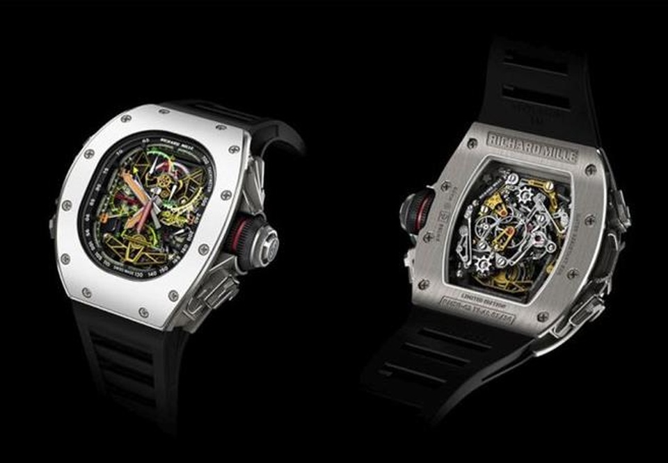 Sắp khai mạc triển lãm SIHH 2017 – Cuộc chơi của các ông lớn ngành đồng hồ Thụy Sỹ - 5 Chiếc đồng hồ hợp tác giữa Richard Mille và hãng máy bay Airbus RM 50-02 ACJ Tourbillon Split Seconds Chronograph. Để cho ra đời RM 50-02 ACJ Tourbillon Split Seconds Chronograph, 2 thương hiệu đã phải phối hợp liên tục trong 2 năm. Mặt đồng hồ được làm từ hợp kim titan-nhôm đặc biệt - vật liệu được sử dụng làm tuabin phản lực của máy bay Airbus nhờ khả năng chống áp lực và chịu được nhiệt độ cao. Các chi tiết bên trong được thiết kế theo cảm hứng từ cửa sổ và buồng lái máy bay ACJ. 30 chiếc RM 50-02 ACJ Tourbillon Split Seconds Chronograph với mức giá 1,05 triệu USD chủ yếu sẽ thuộc về những chủ nhân sở hữu máy bay riêng của Airbus.