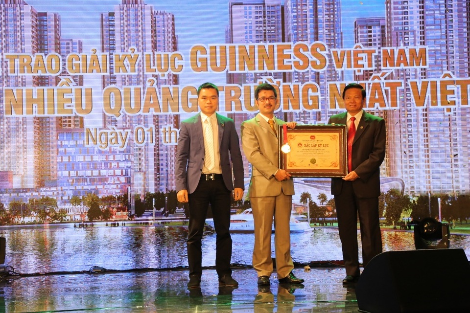 Cuối năm mua nhà – Nhận quà du xuân cùng Goldmark City - 1 Goldmark City xác lập và giữ vững kỷ lục “Tổ hợp căn hộ có nhiều quảng trường nhất Việt Nam” từ tháng 11/2015. Dự án được phân phối chính thức bởi Danko Group. Hotline: 0902 883 896
