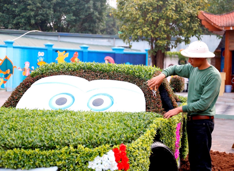 Mãn nhãn với thế giới Disney được phù phép từ cây và hoa - 2 Các nghệ nhân chăm chút cho các tác phẩm tạo hình nhân vật
