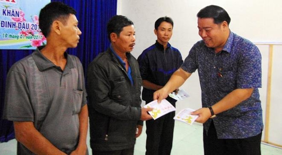 Tập đoàn Đất Quảng mang xuân ấm về với đồng bào nghèo tỉnh Quảng Nam - 2 Ông Nguyễn Viết Dũng vui mừng khi được tận tay trao quà cho những người nghèo, khuyết tật của quê hương Điện Ngọc.
