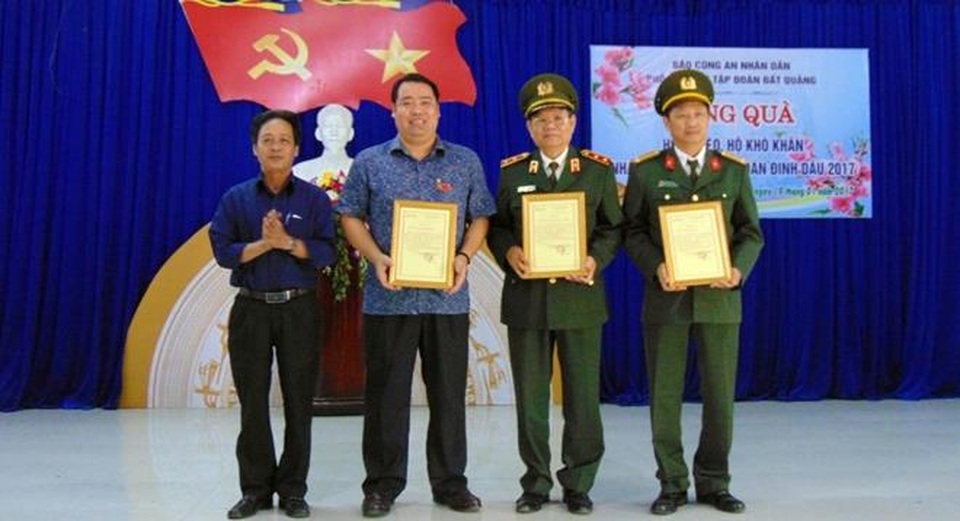 Tập đoàn Đất Quảng mang xuân ấm về với đồng bào nghèo tỉnh Quảng Nam - 3 Ông Trần Duy Nghĩa, Bí thư Đảng ủy phường Điện Ngọc, trao Bằng chứng nhận ghi nhận những đóng góp trong công tác từ thiện-xã hội cho đại diện Trung tướng Lê Ngọc Nam, Báo CAND và ông Nguyễn Viết Dũng.