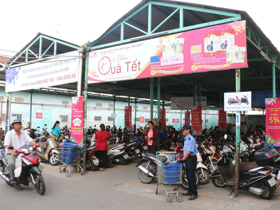 Bãi xe Co.opmart Đinh Tiên Hoàng  luôn có bảo vệ túc trực sắp xếp giúp bãi xe thông thoáng