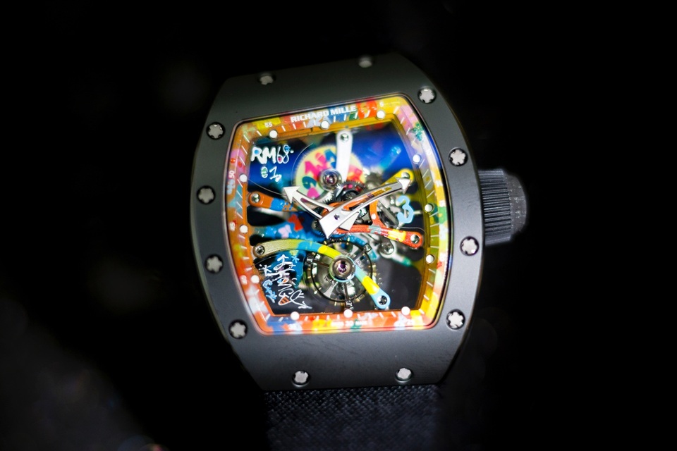 Kiệt tác đường phố Richard Mille RM68-01 Cyril Kongo đến tay đại gia Việt - 3 Tâm điểm của chiếc đồng hồ nằm ở những mảng sơn đầy tính chất nghệ thuật đường phố do chính tay Cyril vẽ lên.