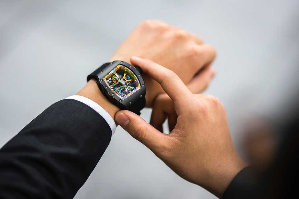 Kiệt tác đường phố Richard Mille RM68-01 Cyril Kongo đến tay đại gia Việt - 5 Sự kết hợp giữa kĩ thuật cơ khí đương đại và nghệ thuật thị giác đã đem tới cho ngành đồng hồ của thế kỷ 21 một cỗ máy thời gian có một không hai. Chính vì vậy RM 68-01 Cyril Kongo chỉ được sản xuất giới hạn 30 chiếc với 30 bản Graffiti phối màu khác nhau, khiến cho chiếc đồng hồc càng trở nên độc nhất và 1 trong số đó hiện đã thuộc sở hữu của một đại gia tại Việt Nam. Với việc thị trường xa xỉ tại Việt Nam đang ngày càng phát triển, Richard Mille đã cho ra mắt boutique tại khách sạn Metropole (Hà Nội) vào tháng 4/2016 và là 1 trong 9 boutique chính hãng tại Châu Á.