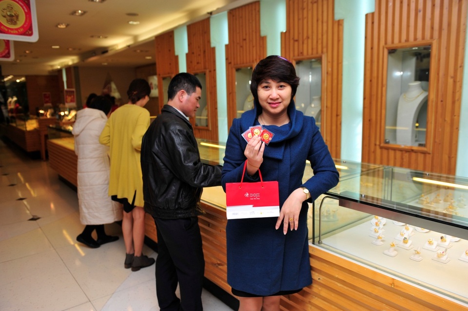 Gà trống vàng độc, lạ được “săn” trước ngày Thần Tài - 2
Nhiều người đã mua trọn bộ Kim Dậu Lộc (1 chỉ) - Kim Dậu Phát (2 chỉ) - Kim Dậu Tài (5 chỉ) trước ngày Ngày Thần Tài năm Đinh Dậu 2017