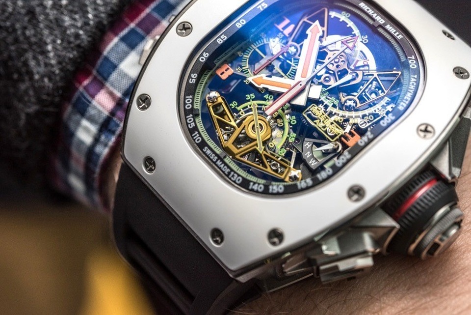 RM50-02 ACJ - đồng hồ triệu đô từ Richard Mille và Airbus - 3 Vòng bezel của RM 50-02 ACJ được chế tác từ chất liệu ATZ ceramic trắng với khả năng chống xước gần như tuyệt đối.