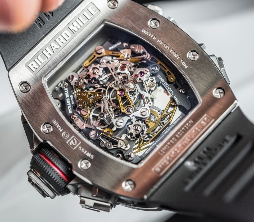 RM50-02 ACJ - đồng hồ triệu đô từ Richard Mille và Airbus - 4 Mặt sau lộ cơ của chiếc đồng hồ triệu đô với các chi tiết được hoàn thiện một cách tinh xảo nhất.