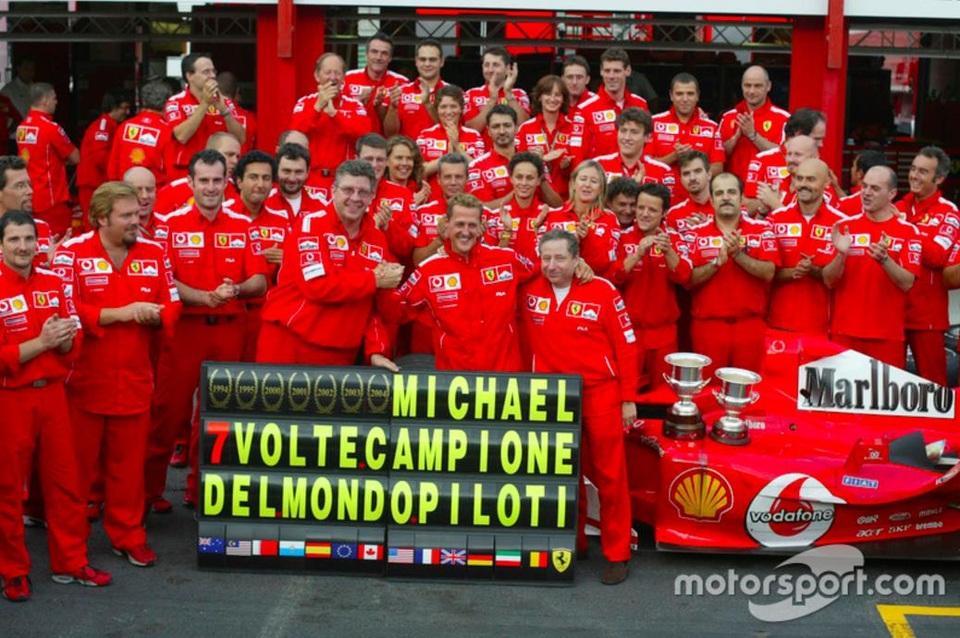 Jean Todt , Michael Schumacher cùng các thành viên đội Scuderia ăn mừng chiến thắng thứ 7 của Schumacher tại giải đua xe F1 thế giới.