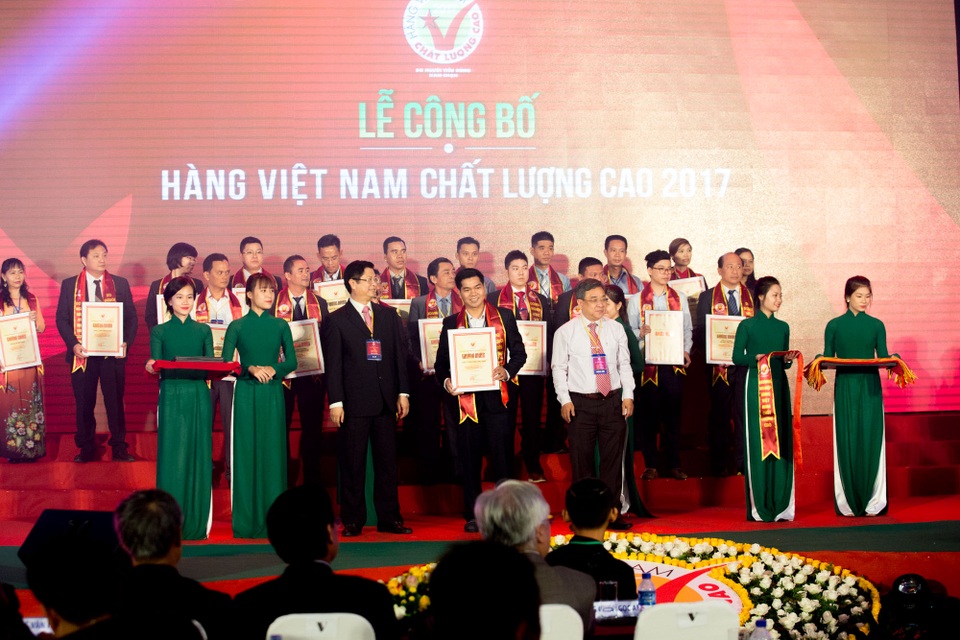 Nhựa Long Thành vinh dự nhận danh hiệu hàng Việt Nam chất lượng cao 2017 - 1 Anh Lê Vi đại diện công ty Nhựa Long Thành lên nhận giải