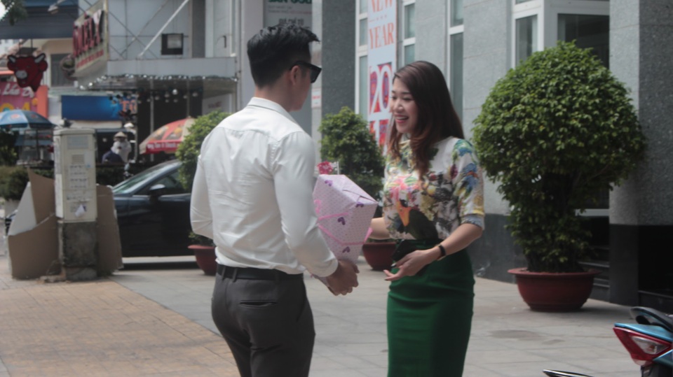 Thương hiệu giày Việt và khát vọng ngang tầm các ông lớn thế giới - 3 Một trong 83 cô nàng may mắn nhận được quà tặng từ chính tay Soái ca.
