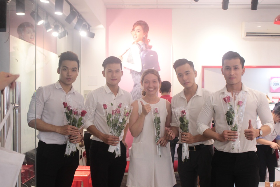Thương hiệu giày Việt và khát vọng ngang tầm các ông lớn thế giới - 4 Các soái ca gây bất ngờ cho khách hàng nữ mua sắm tại cửa hàng
