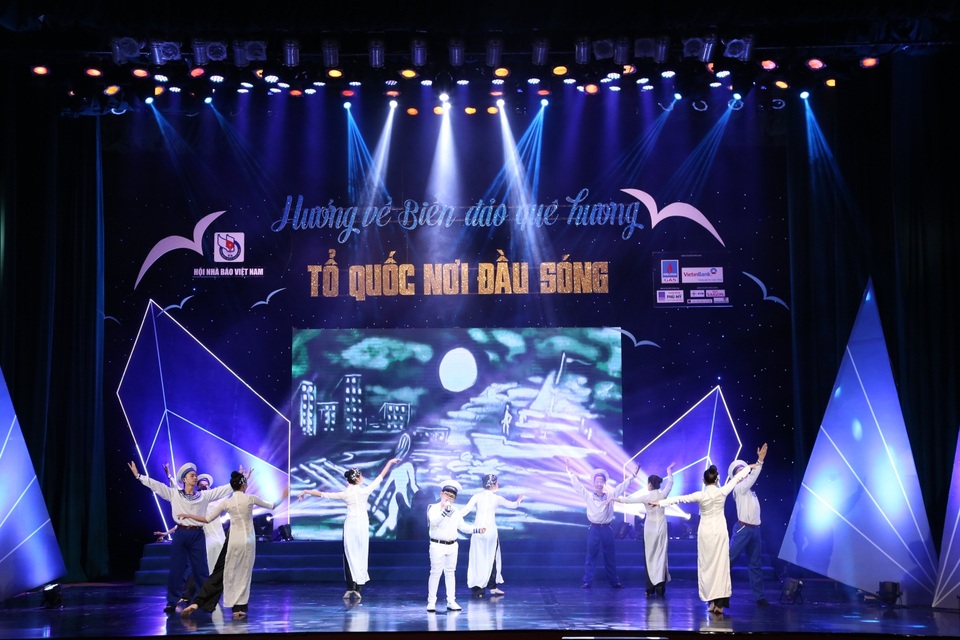 Bùng nổ đêm nhạc “Hướng về biển, đảo quê hương 2017” - 1 Bùng nổ đêm nhạc “Hướng về biển, đảo quê hương 2017” - 1