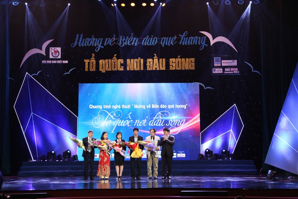 Bùng nổ đêm nhạc “Hướng về biển, đảo quê hương 2017” - 2 Bùng nổ đêm nhạc “Hướng về biển, đảo quê hương 2017” - 2