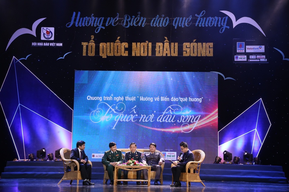 Bùng nổ đêm nhạc “Hướng về biển, đảo quê hương 2017” - 3 Bùng nổ đêm nhạc “Hướng về biển, đảo quê hương 2017” - 3