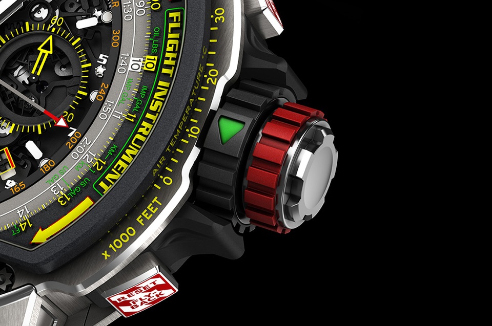 Richard Mille mang những tinh hoa của ngành Hàng không vào RM 39-01 Aviation E6-B - 3 Mũi tên xanh thể hiện trạng thái Unlock của nút crown - chủ nhân của RM 39-01 có thể thao tác bình thường với nút crown tại vị trí này.