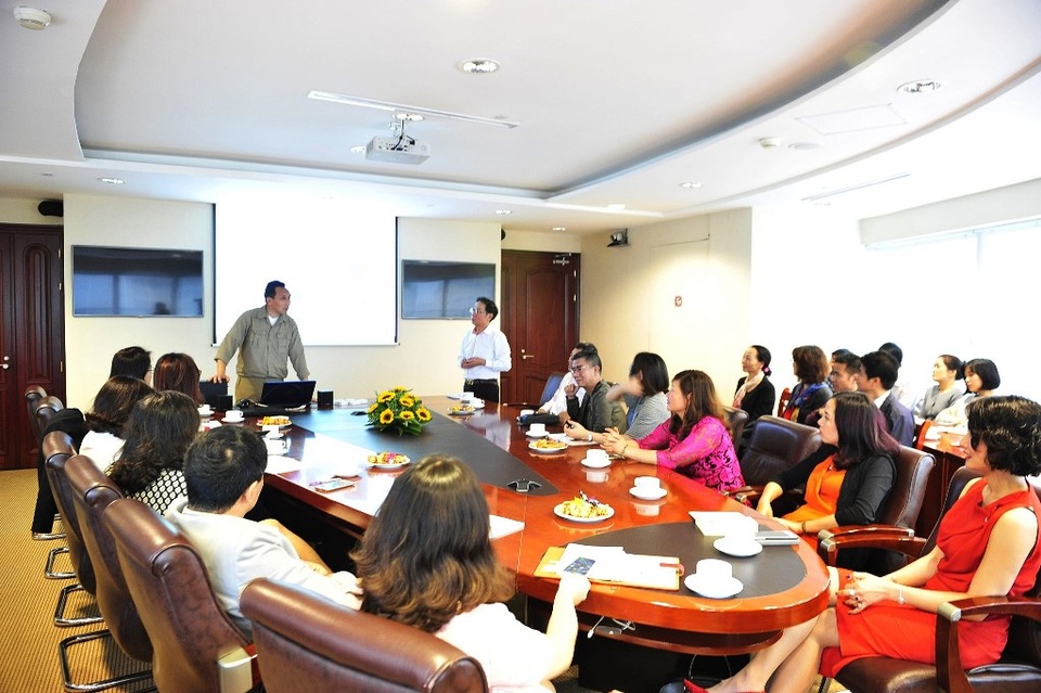 Tiến sĩ Ahmadjan Abduriyim -Chủ tịch hội ngọc học Tokyo thuyết trình tại Hội thảo