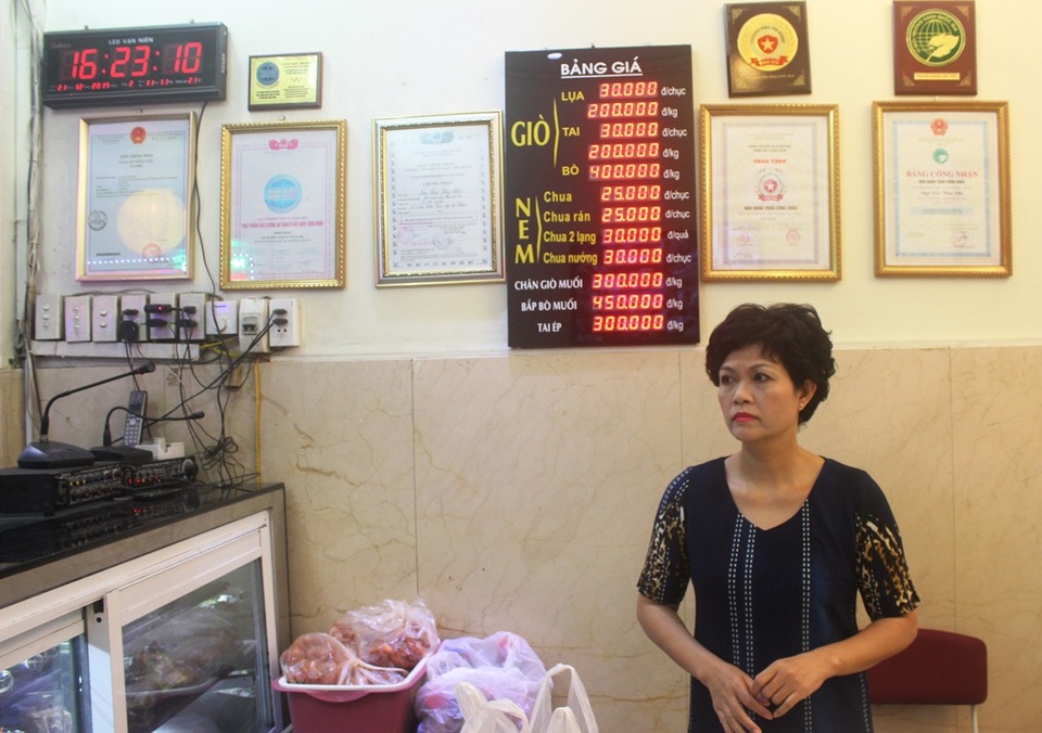 Chống thực phẩm bẩn: Cần truy xuất nguồn ngốc - 1 Theo Nghệ nhân giò chả Ước lễ Tô Thị Duyên, chủ nhà hàng nem Trần Công Châu, để chọn nem chua rán ngon cần quan sát màu sắc nem phải tự nhiên hơi đỏ. Nếu màu nhạt quá là do nem để lâu, đậm quá là do thực phẩm mầu, không bị mốc.