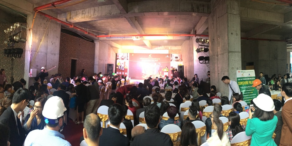 Nườm nượp khách hàng thăm nhà mẫu Sunshine Palace - 1 Hơn 200 khách hàng đã tới tham quan nhà mẫu Sunshine Palace ngày 19/3 vừa qua