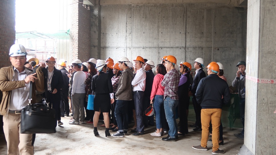 Nườm nượp khách hàng thăm nhà mẫu Sunshine Palace - 3 Hàng trăm cư dân xếp hàng tham quan căn hộ mẫu