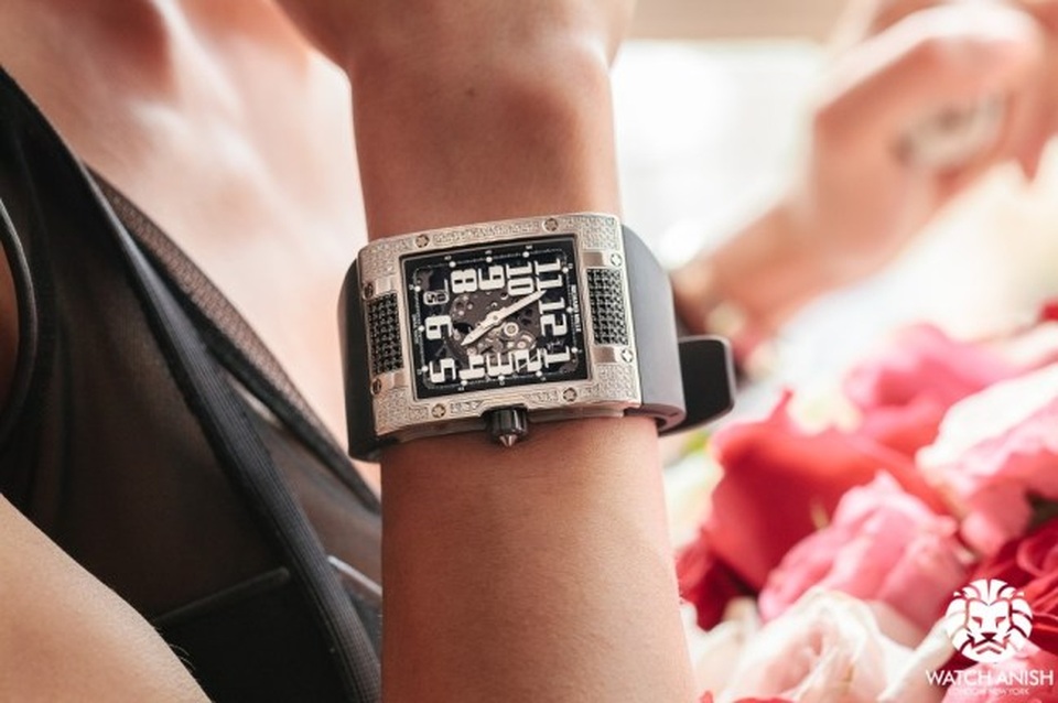 Khi Richard Mille bàn về đồng hồ mỏng - 2 Để đạt được độ mỏng 8.25mm, cỗ máy Caliber RM005-S phải thiết kế trải dàn trên bề mặt ngang, tao nên một diện tích tiếp xúc ấn tượng với cổ tay. Mặt đồng hồ là sự kết hợp giữa hàng số Arabic tô đậm, chức năng hiển thị ngày nằm ở vị trí 7 giờ và hai kim chỉ như những thanh gươm sắc nhọn.