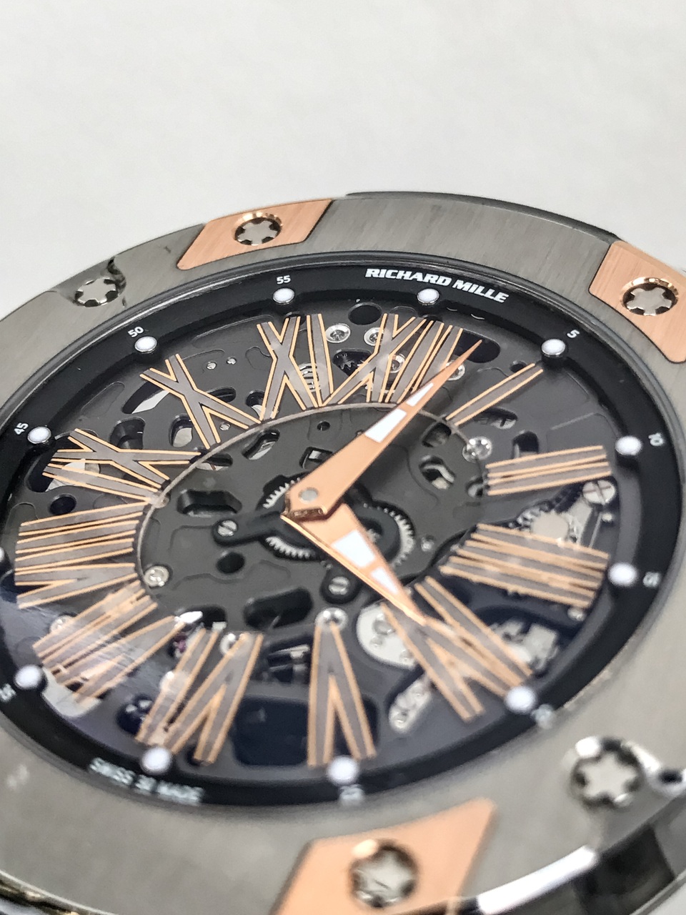 Khi Richard Mille bàn về đồng hồ mỏng - 3 RM 033 có đường kính 45.7mm, tuy nhiên cái khéo của Richard Mille là việc xử lý hai phần lug đồng hồ thay vì nằm trên diện phẳng thì được vát chéo, ôm lấy cổ tay chủ nhân khiến kích thước thật trở nên vừa vặn chỉ như khoảng 42-43mm. Độ mỏng của chiếc RM033 phụ thuộc rất nhiều bộ chuyển động phát triển khép kín RMXP1 chỉ dày có 2.60 mm. Bên cạnh đó là rotor siêu nhỏ sử dụng platinum và những chiếc cầu đỡ từ titanium cấp độ 5.