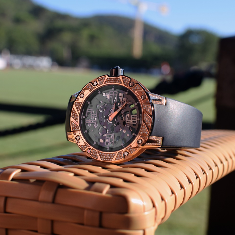 Khi Richard Mille bàn về đồng hồ mỏng - 4 Ngay cả khi Richard Mille xếp RM033 vào dòng dành cho những quý ông “công sở”, chiếc đồng hồ này vẫn có những góc cạnh đầy “thể thao”, giữ vững triết lý “cỗ máy xe đua trên cổ tay” của thương hiệu đỉnh cao này.