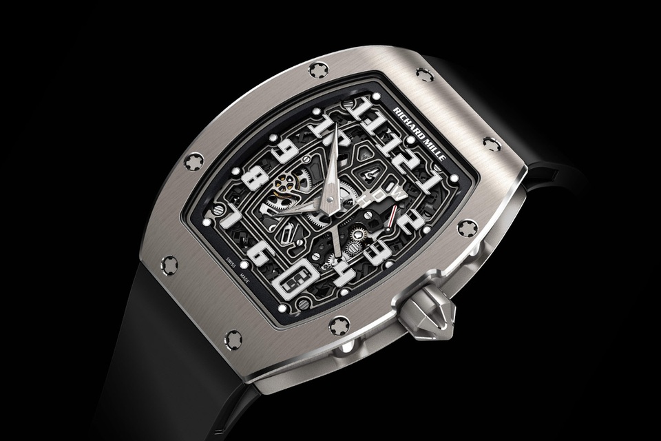 Khi Richard Mille bàn về đồng hồ mỏng - 5 Thiết kế lộ cơ của RM 67-01 tạo độ sâu khá ấn tượng về mặt thị giác. Các con số chỉ giờ được khắc thủ công trên kim loại, xử lý Luminova để chúng có thể phát sáng trong đêm tối giúp cho người đeo dễ xem giờ hơn. Ô hiển thị ngày được đặt ở vị trí 5h, cũng được bao quanh bởi viền kim loại có Luminova.