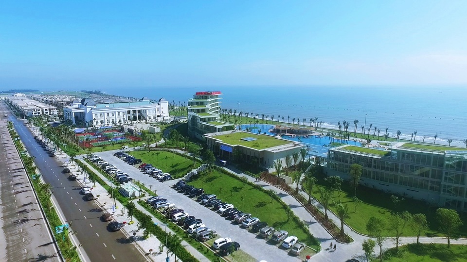 FLC Lux City Sầm Sơn – Cú hích cho bất động sản nghỉ dưỡng Thanh Hóa - 2 Sự xuất hiện của quần thể FLC Sam Son Beach & Golf Resort góp phần hiện đại hóa bộ mặt du lịch Sầm Sơn – Thanh Hóa đồng thời là thỏi “nam châm” hút du khách về đây.